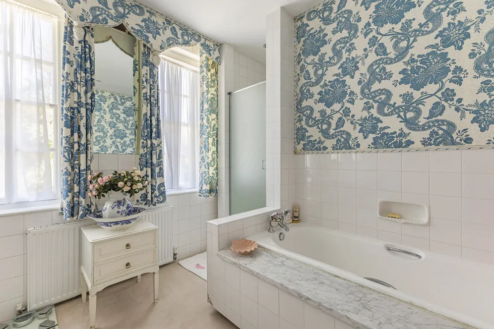 Chalk Lane, Epsom, KT18 photo 13