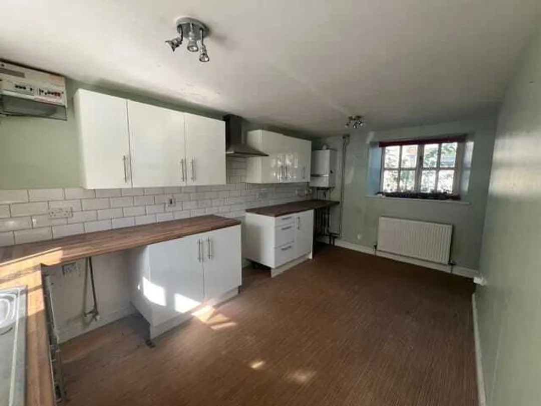 https://mr0.homeflow-assets.co.uk/files/photo/image/48444/8004/_x_/59684580.jpg