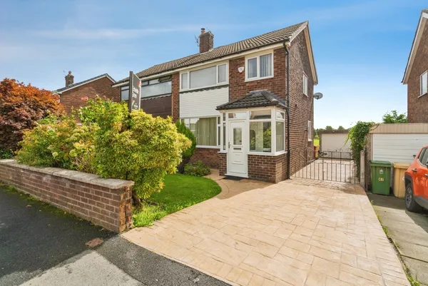 Holcombe Close, Kearsley, Bolton, Gre...