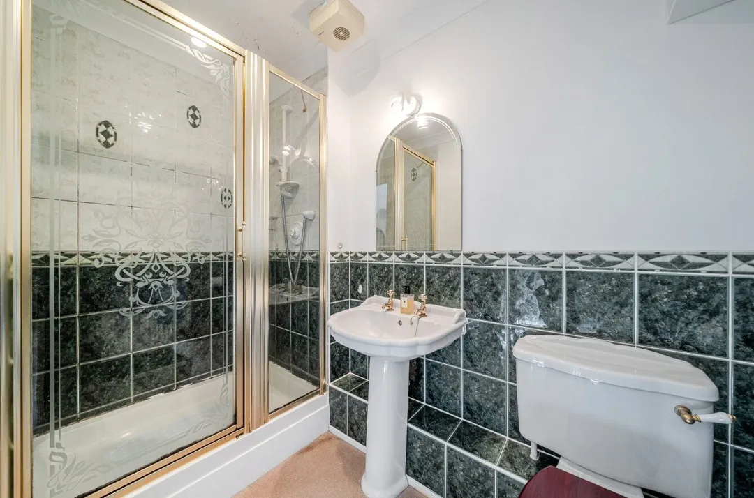 https://mr0.homeflow-assets.co.uk/files/photo/image/48450/9967/_x_/TOP230327_13.jpg