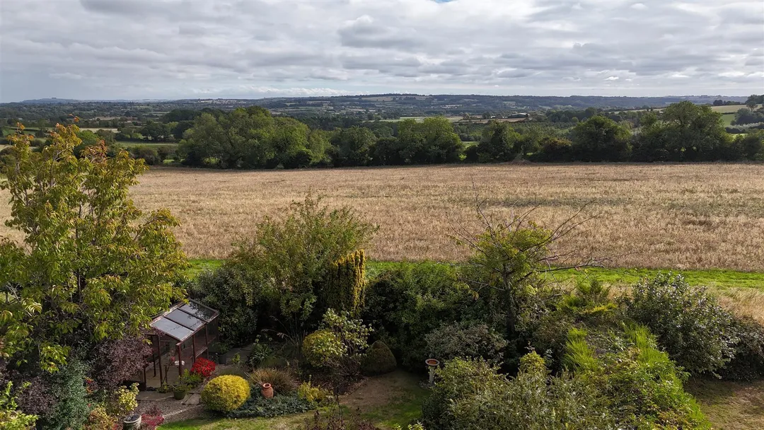 https://mr0.homeflow-assets.co.uk/files/photo/image/48451/6361/_x_/3NvYZu685k6rbiDIlOuklw.jpg