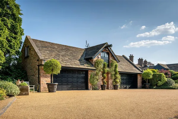 Chelford Road, Prestbury, SK10 photo 36