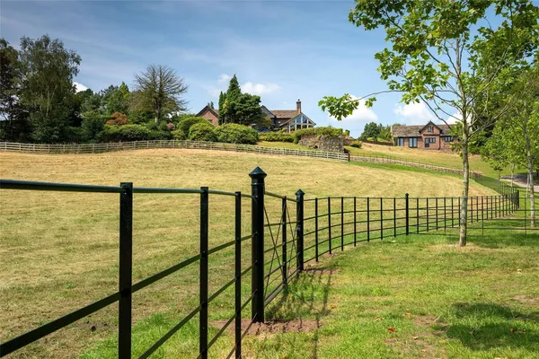 Chelford Road, Prestbury, SK10 photo 38