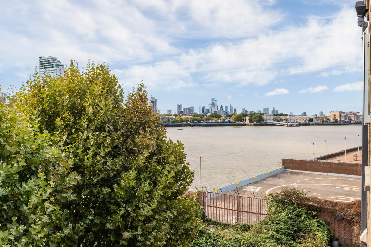 Ferguson Close, London, E14 photo 11