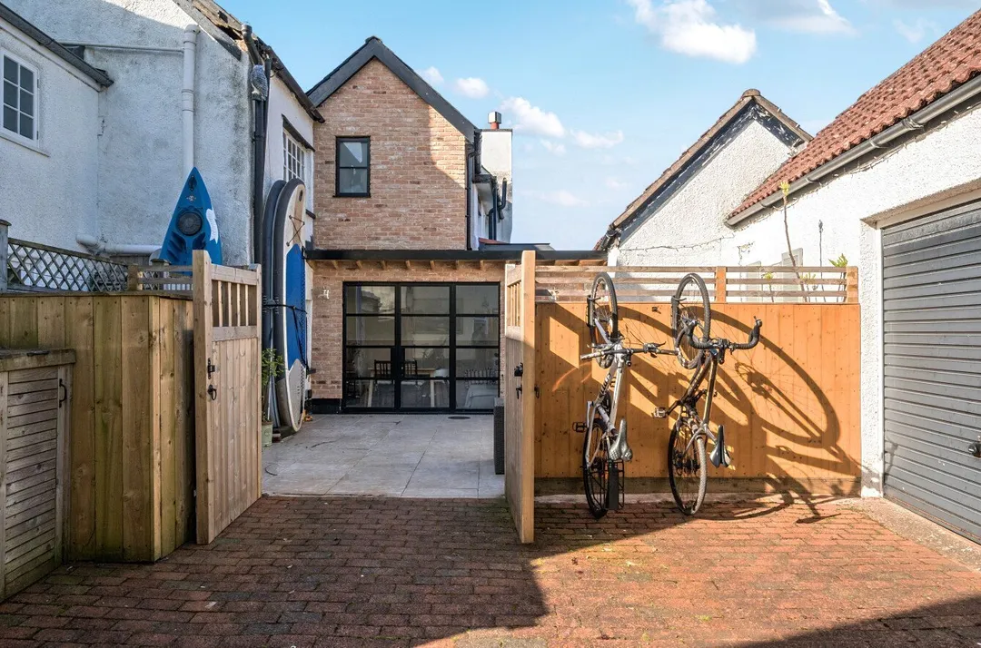 https://mr0.homeflow-assets.co.uk/files/photo/image/48453/3193/_x_/TOP260079_25.jpg