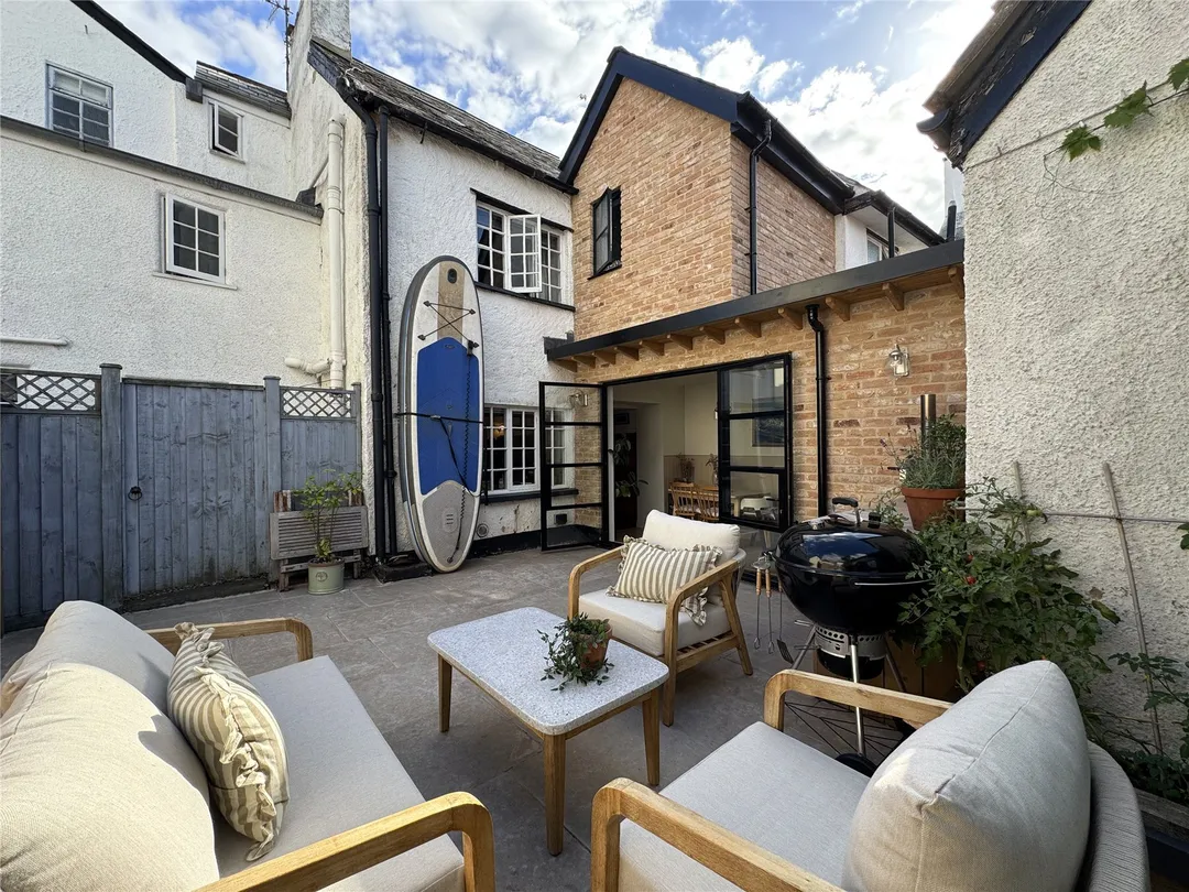 https://mr0.homeflow-assets.co.uk/files/photo/image/48453/3238/_x_/TOP260079_29.jpg