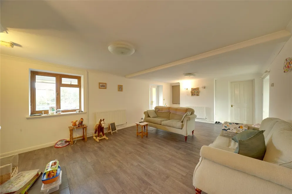 Property carousel item 4