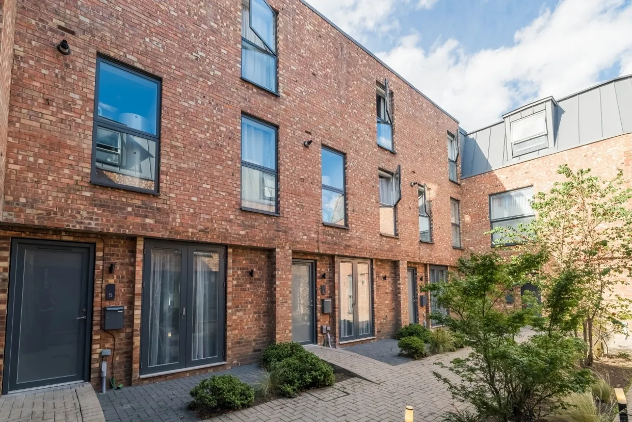 Wells Walk, E7 photo 2