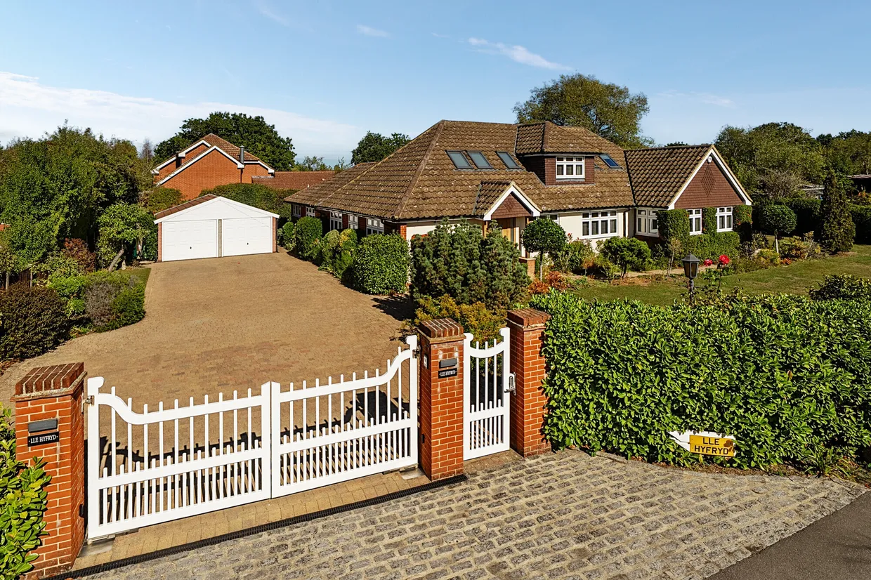 Fifield Road, Fifield, Maidenhead, SL6 photo 1