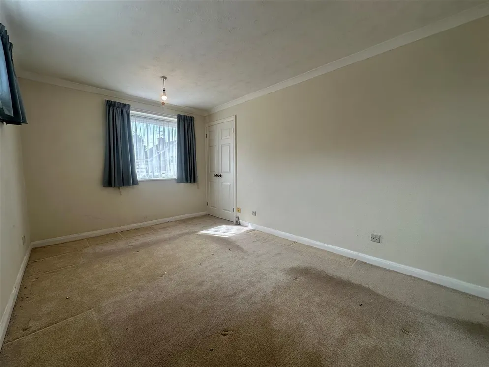 Property carousel item 9