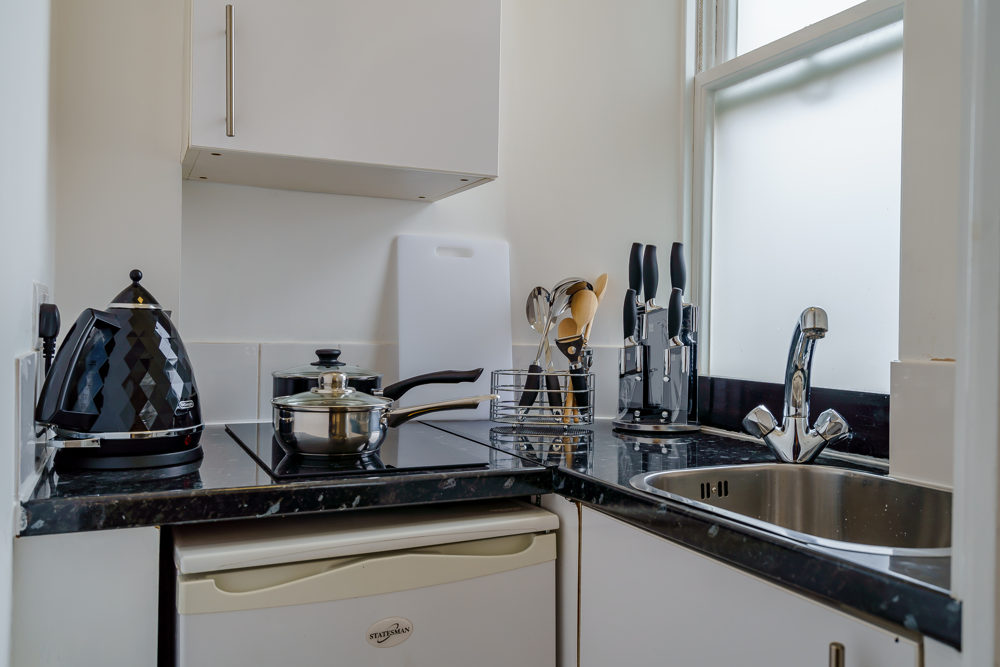 Studio Apartment  To Let  Hill Street  Image 9