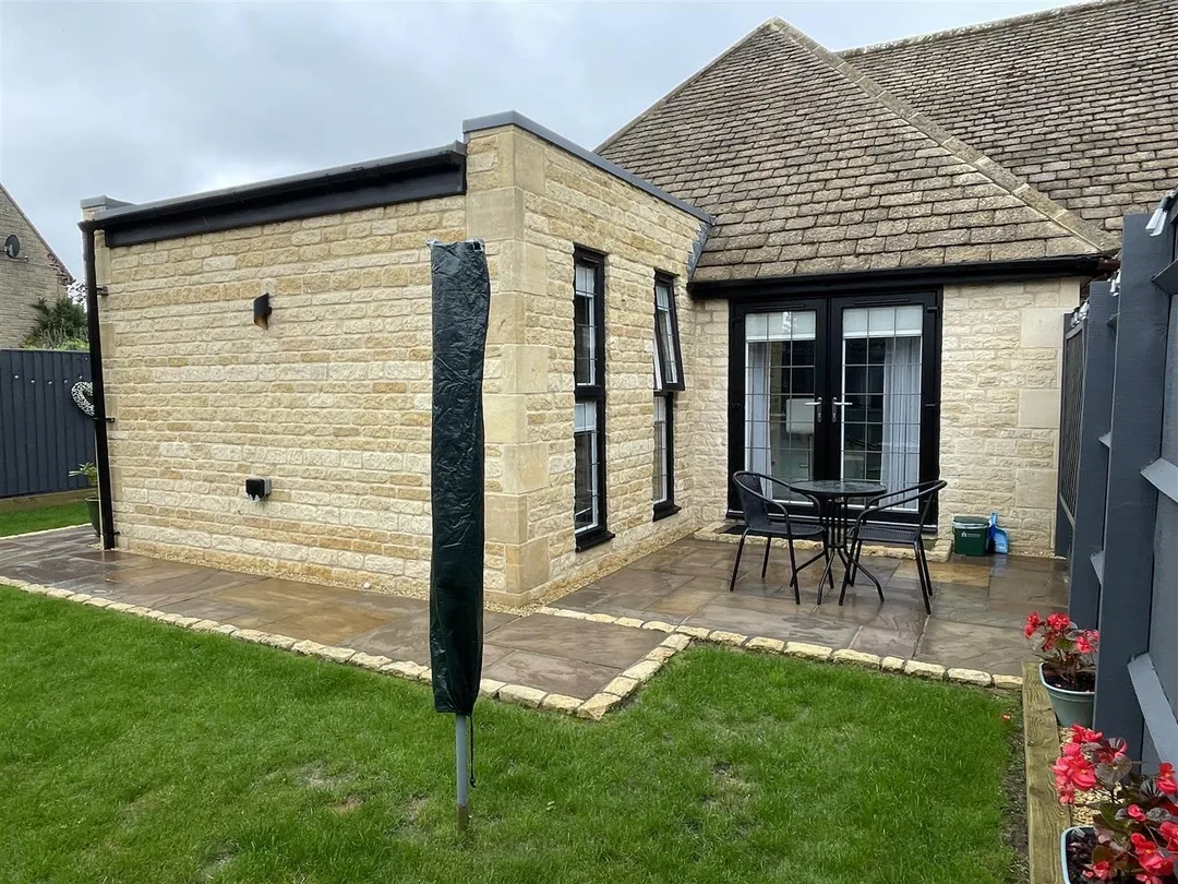 https://mr0.homeflow-assets.co.uk/files/photo/image/48472/8335/_x_/sSa80TEiw0GNjA2GDKEYeQ.jpg
