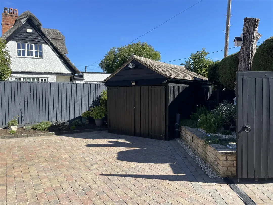 https://mr0.homeflow-assets.co.uk/files/photo/image/48472/8345/_x_/jpP6cS92uUu7sKfx5cFaBA.jpg