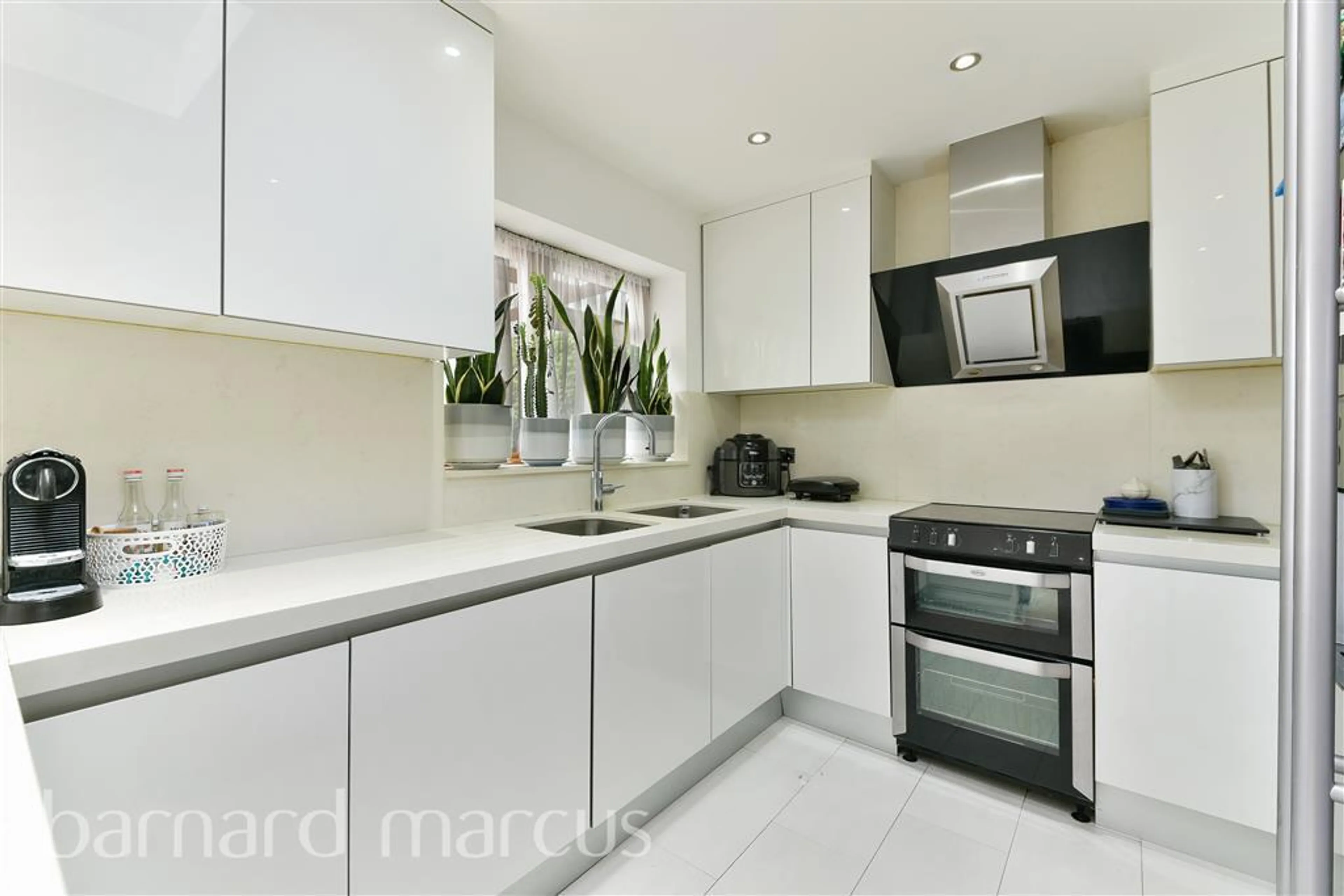 Property at Sparrow Farm Drive, FELTHAM
