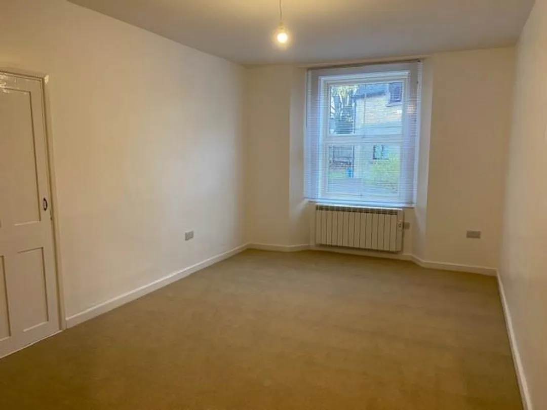 https://mr0.homeflow-assets.co.uk/files/photo/image/48473/0438/_x_/jg7tKx6ERU2tOD55MrNHog.jpg