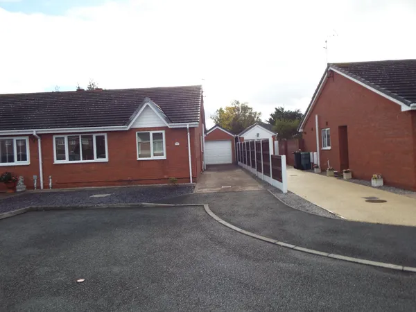 Lon Eirin, Towyn