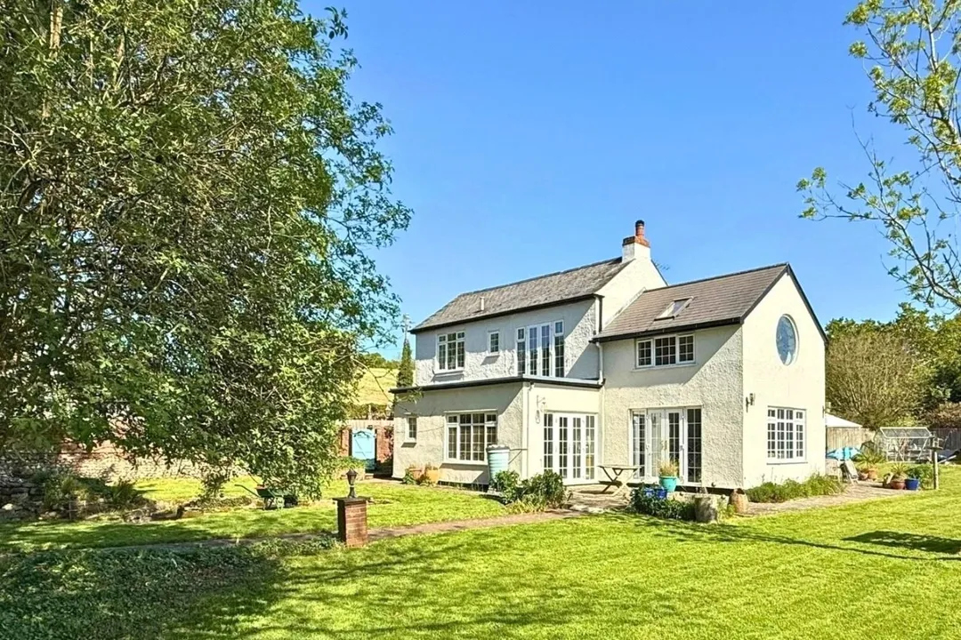 https://mr0.homeflow-assets.co.uk/files/photo/image/48473/2251/_x_/TOP250352_67.jpg