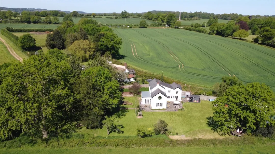 https://mr0.homeflow-assets.co.uk/files/photo/image/48473/2254/_x_/TOP250352_68.jpg