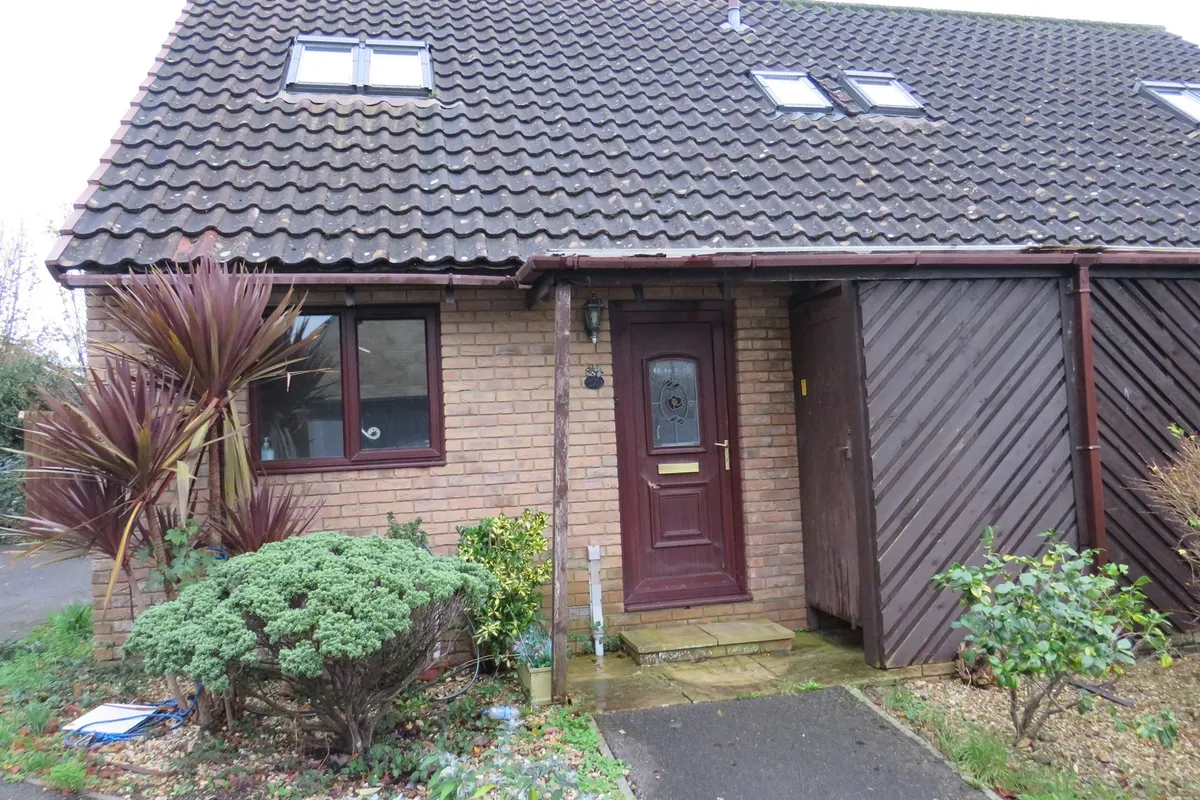 Robins Court, Chard