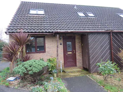Robins Court, Chardphoto