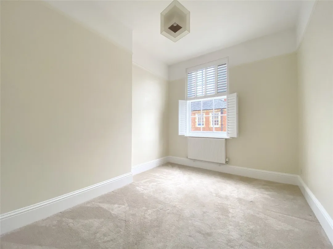 https://mr0.homeflow-assets.co.uk/files/photo/image/48476/8770/_x_/OCL240063_05.jpg