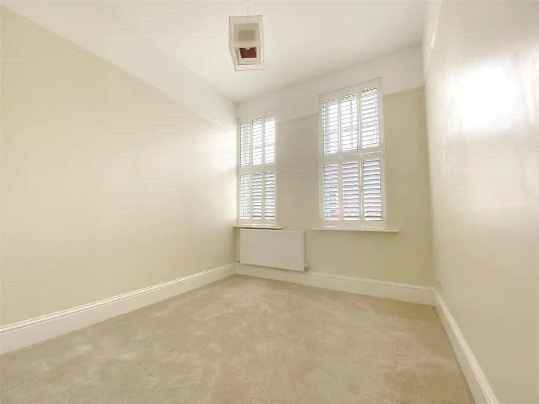 https://mr0.homeflow-assets.co.uk/files/photo/image/48476/8776/_x_/OCL240063_04.jpg