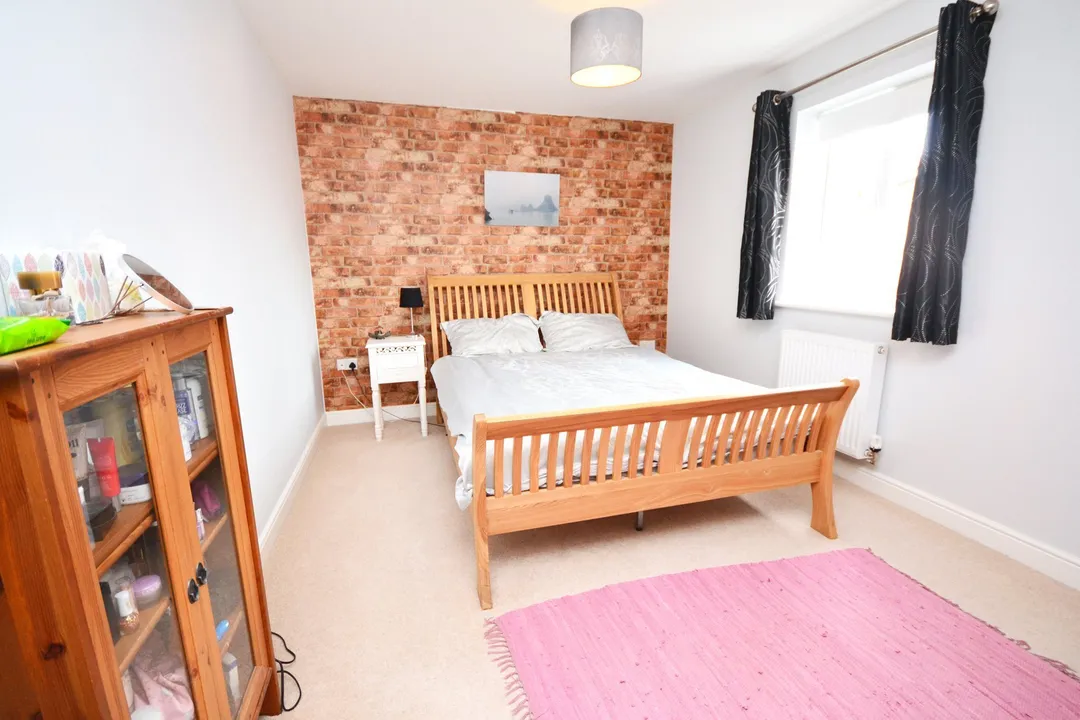 https://mr0.homeflow-assets.co.uk/files/photo/image/48477/4257/_x_/OCL160127_01.jpg