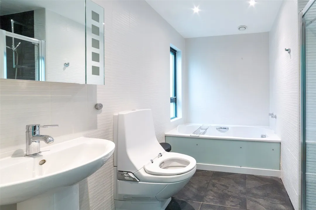 https://mr0.homeflow-assets.co.uk/files/photo/image/48477/4276/_x_/OCL180059_10.jpg