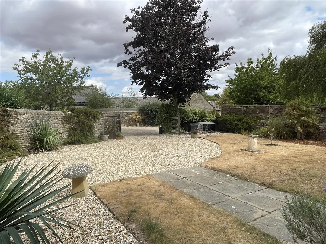 https://mr0.homeflow-assets.co.uk/files/photo/image/48485/0577/_x_/qM-NYl7qu0igMhYyWTC0MA.jpg
