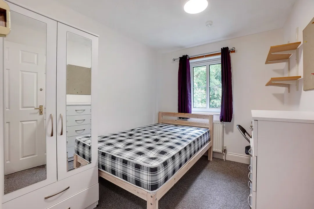 https://mr0.homeflow-assets.co.uk/files/photo/image/48494/5114/_x_/c814110abc257e8daf3b471efa855b37.jpg
