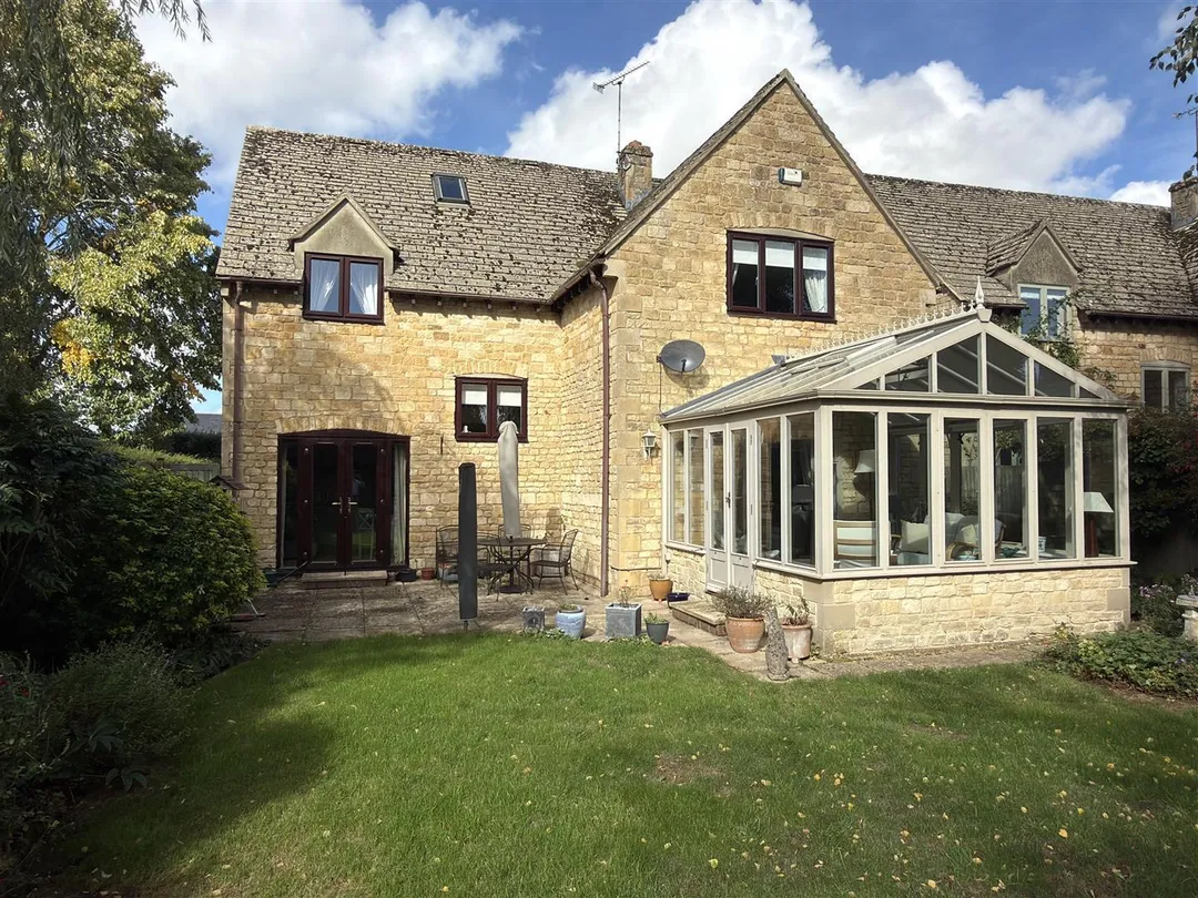 https://mr0.homeflow-assets.co.uk/files/photo/image/48497/1643/_x_/HVUxwpdocE-axa4ew2Gwzg.jpg
