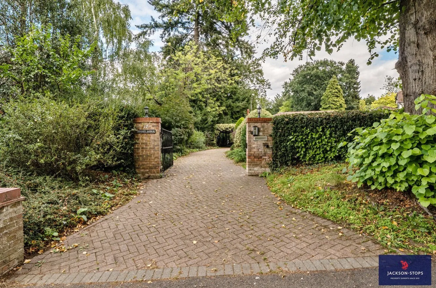 Weathercock Lane, Woburn Sands, MK17 photo 3