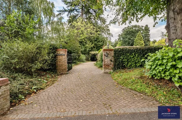 Weathercock Lane, Woburn Sands, MK17 photo 3