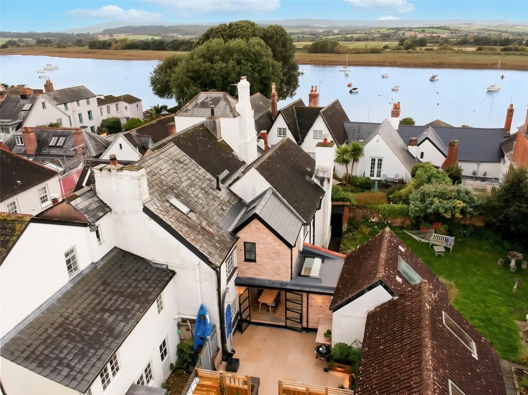 https://mr0.homeflow-assets.co.uk/files/photo/image/48505/5137/_x_/TOP260079_32.jpg