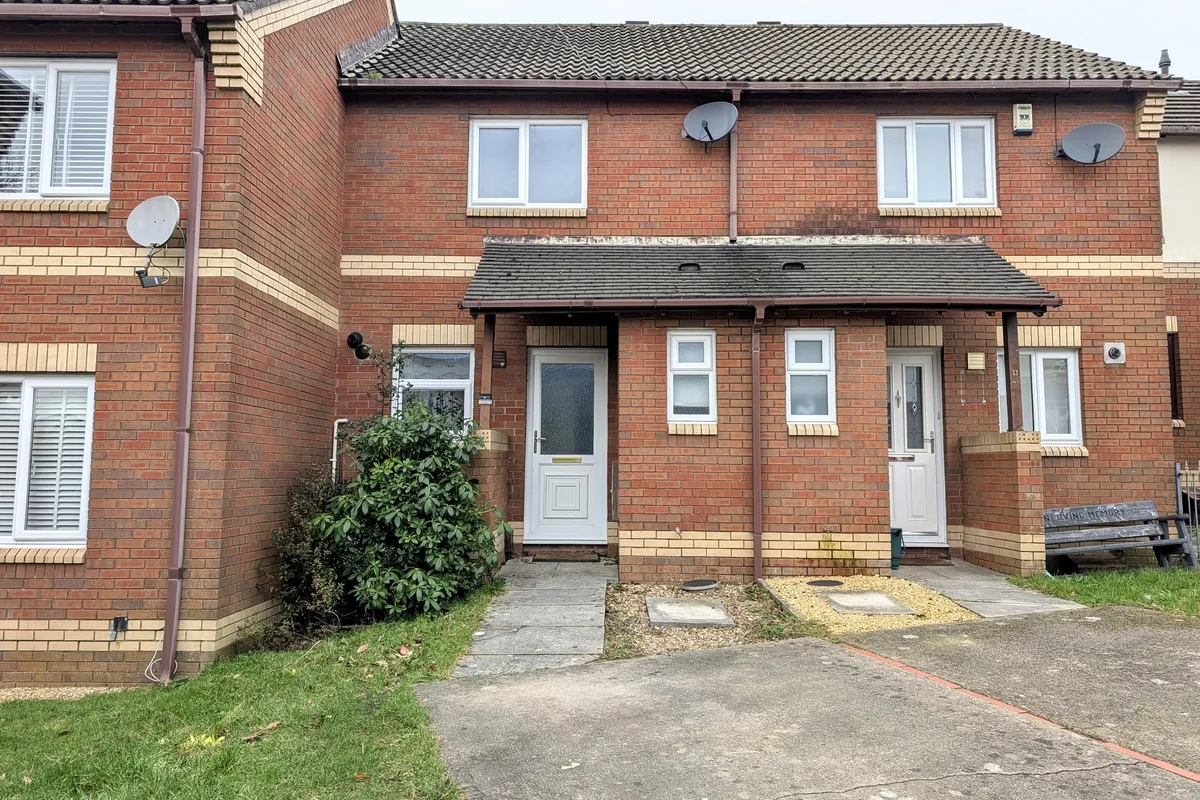 Clos Y Dolydd, Beddau, PONTYPRIDD