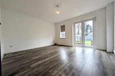 Clos Y Dolydd, Beddau, PONTYPRIDD