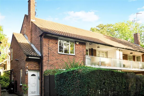 Garrick Park, London, NW4