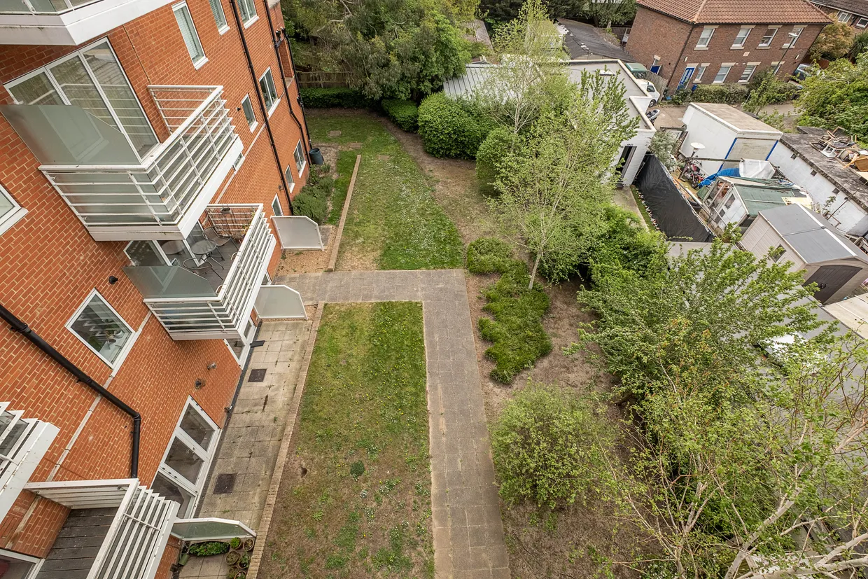 Kingston Road, London, SW20 photo 19