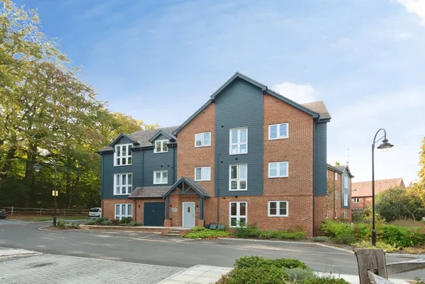 Woodside Close, Bagshot, Surrey, GU19