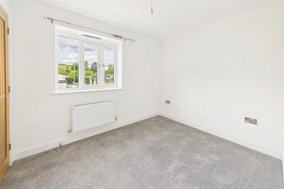 Property carousel item 6