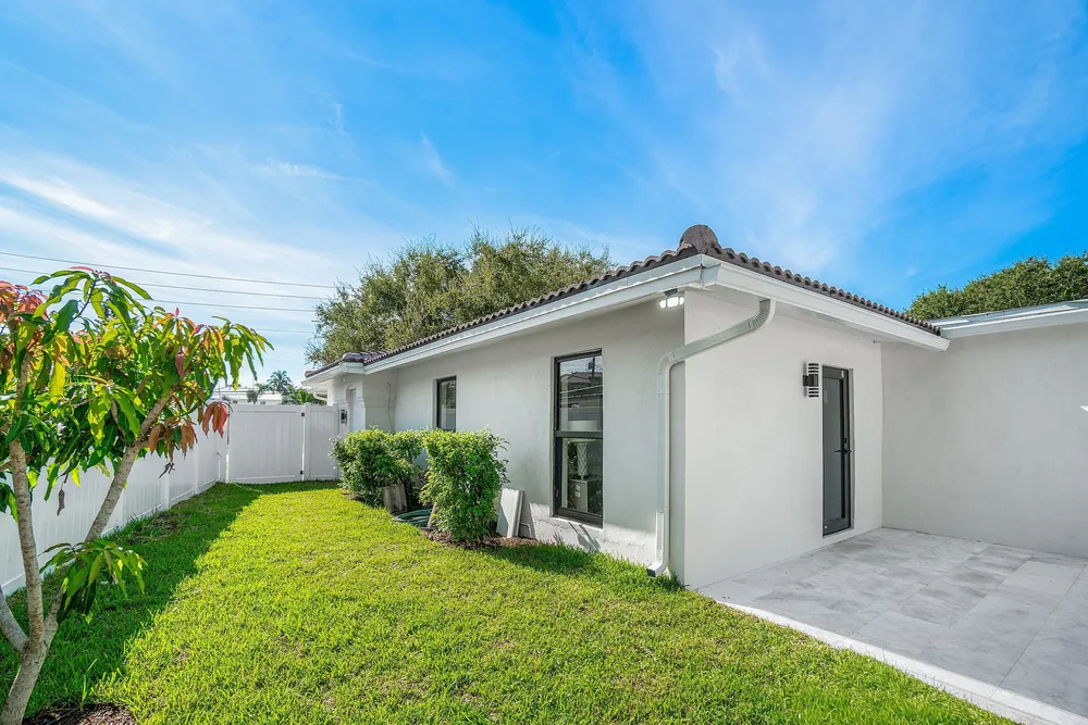 2651 NE 49th St, Lighthouse Point, FL 33064