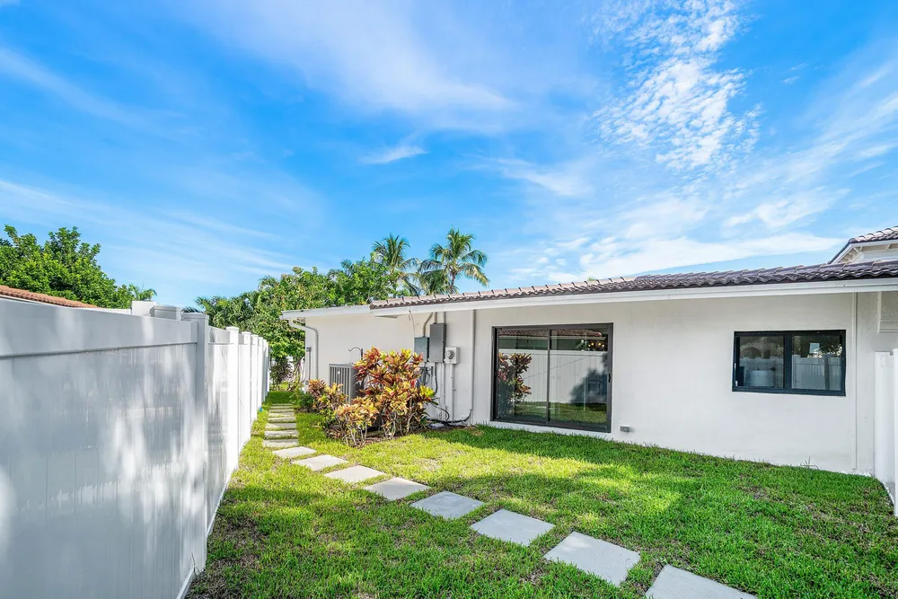 2651 NE 49th St, Lighthouse Point, FL 33064