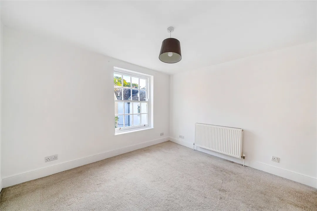https://mr0.homeflow-assets.co.uk/files/photo/image/48536/6418/_x_/SOU220062_12.jpg