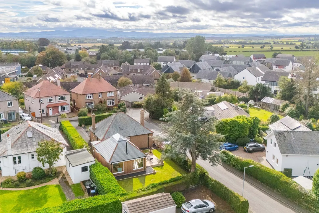 https://mr0.homeflow-assets.co.uk/files/photo/image/48552/1002/_x_/DJI_20261002123523_0555_D-127.jpg