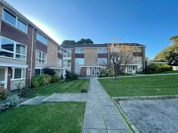 Montagu Road, Highcliffe BH23