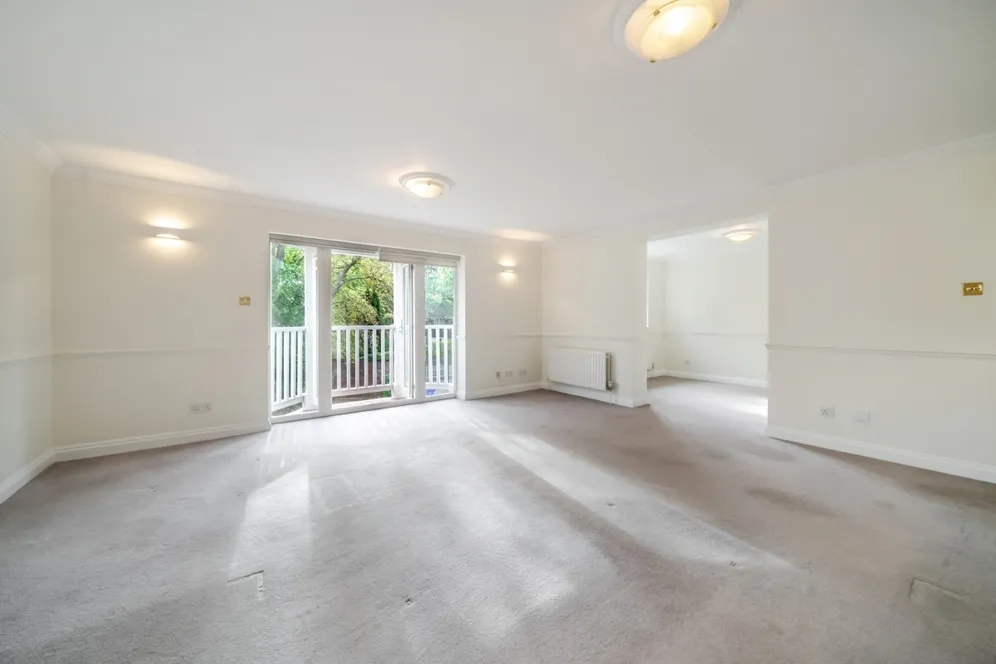 Larch Avenue, Ascot SL5 photo 3