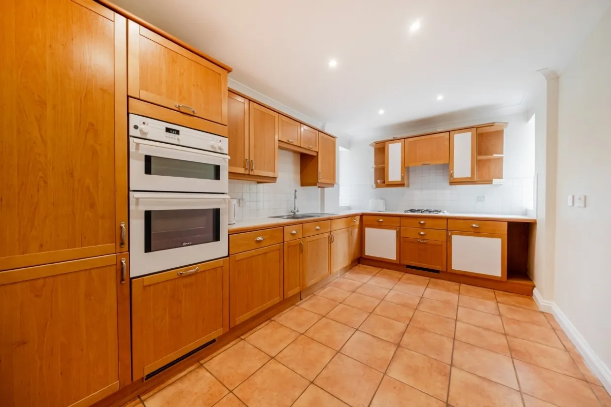 Larch Avenue, Ascot SL5 photo 5