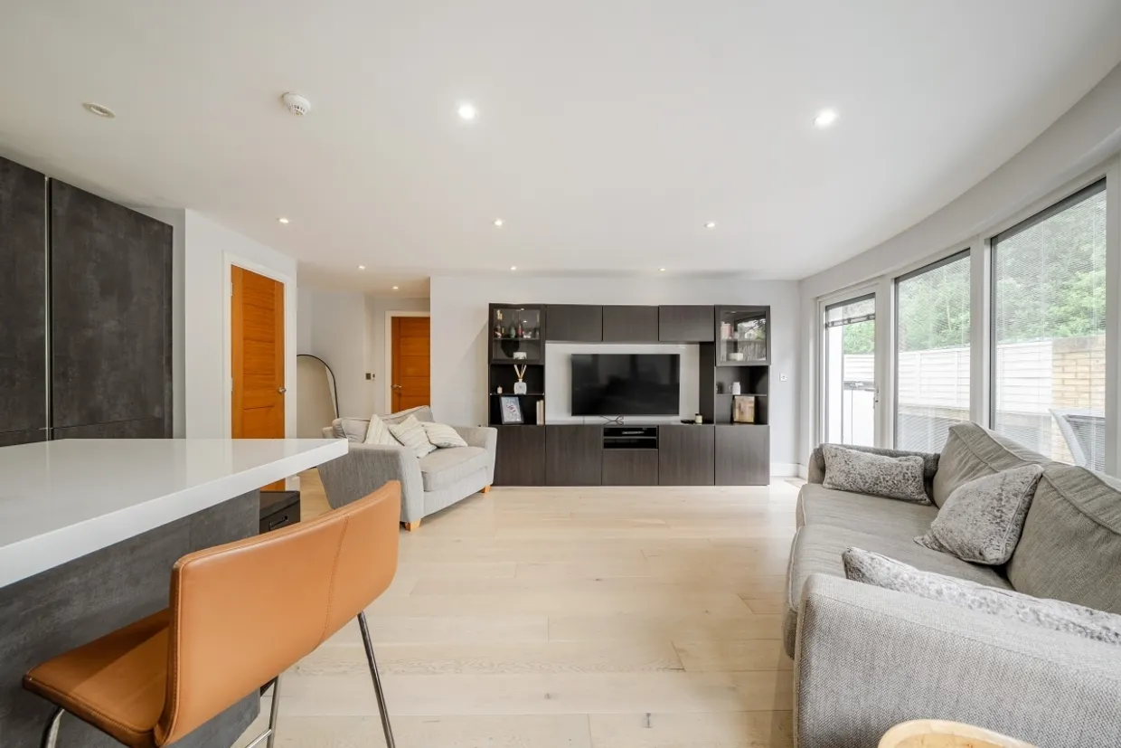 Court Lane Epsom KT19 photo 2