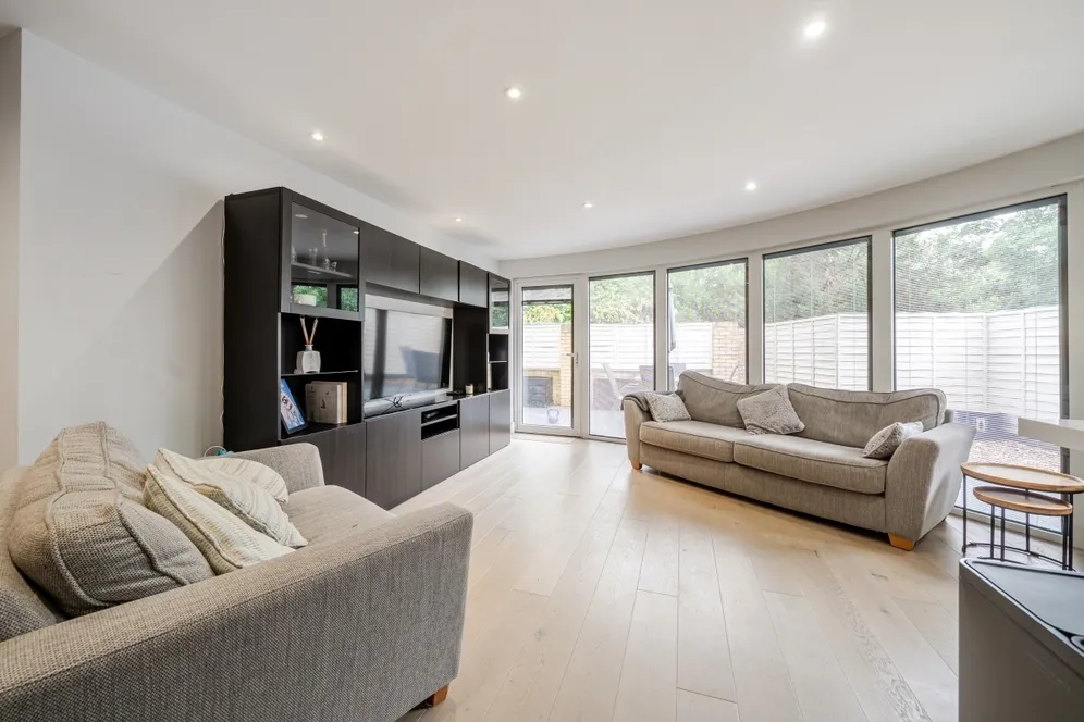 Court Lane Epsom KT19 photo 3