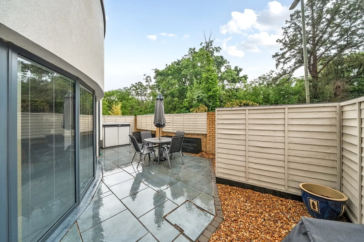 Court Lane Epsom KT19 photo 5